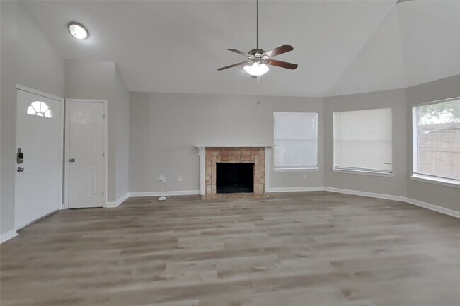 Building Photo - 16027 Hidden Acres Dr