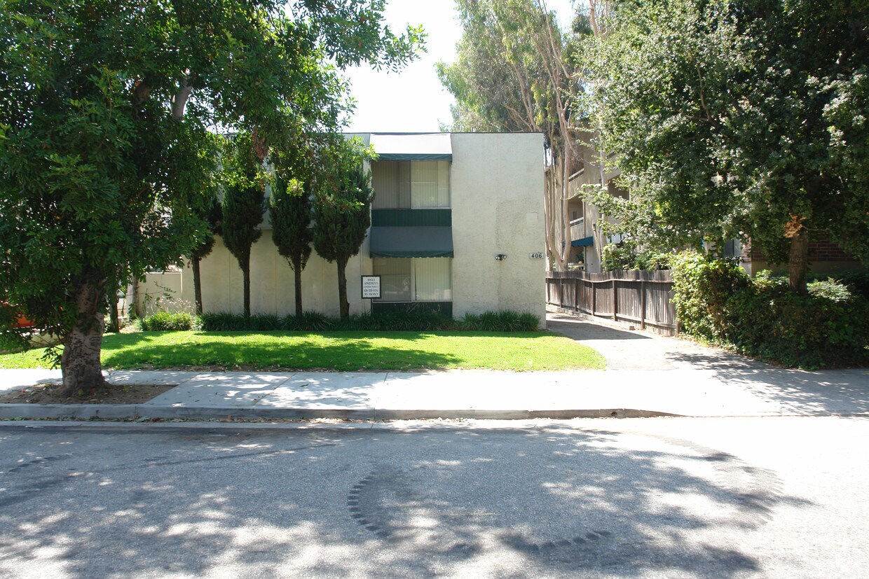 Building Photo - 406 Oak St