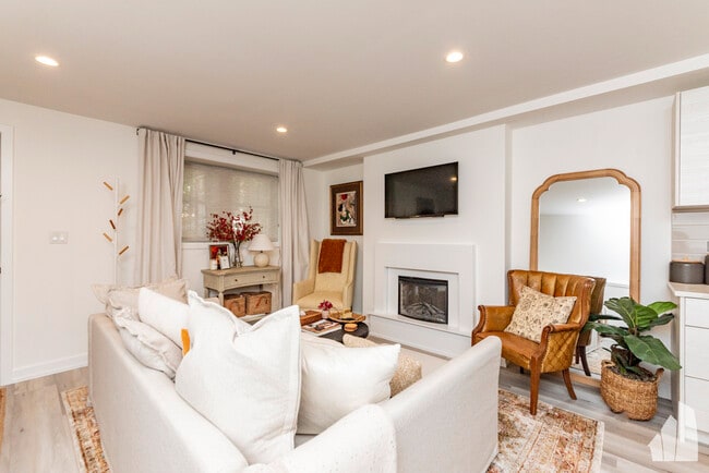 Building Photo - 812 S Oakley Blvd