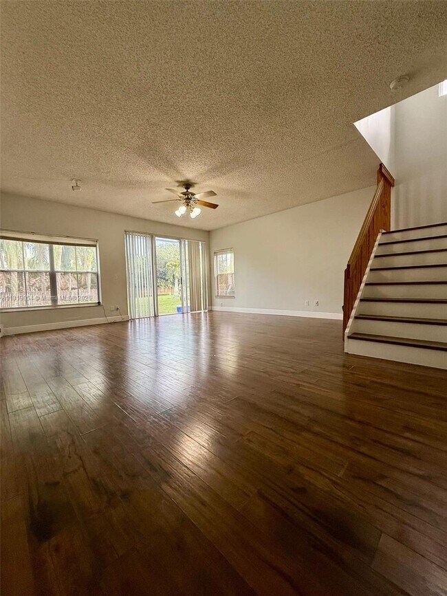 Foto del edificio - 201 NW 207th Ave