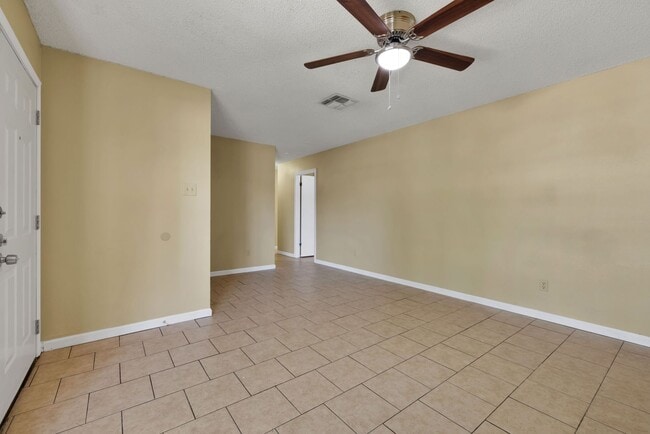 Building Photo - 2 Bedroom Rental Home near Brooks City Bas...