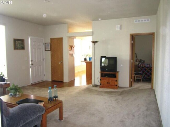 Building Photo - Country Living in Monroe Oregon! 3 Bedroom on Acres