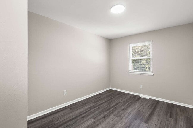 Building Photo - Redone townhouse