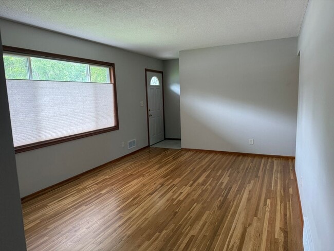 Building Photo - Newly Refreshed 3 Bedroom 1 Bath Single Fa...