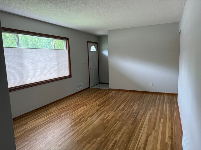 Foto del edificio - Newly Refreshed 3 Bedroom 1 Bath Single Family Home   This home shows beautifully and is waiting ...