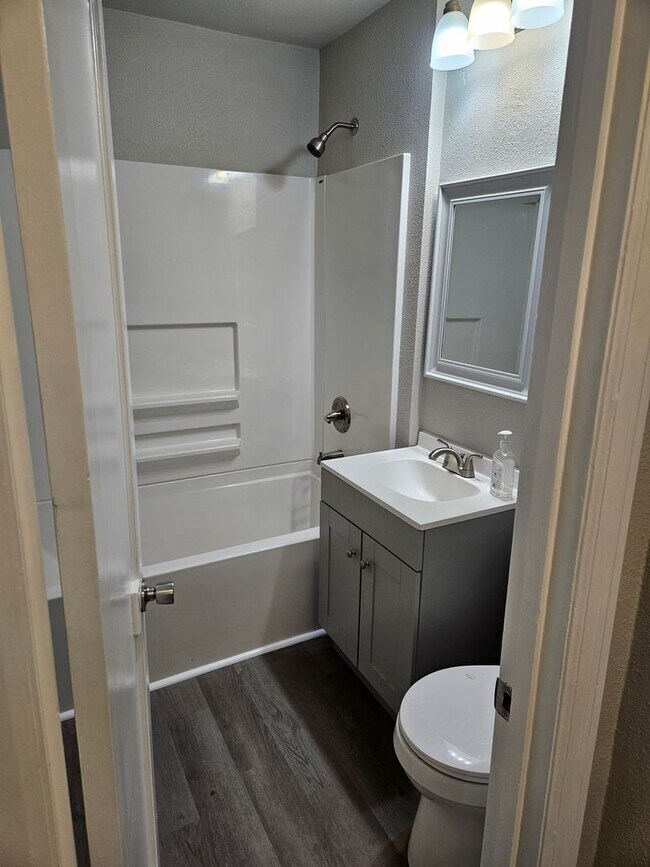 Foto del edificio - 4th St Duplex