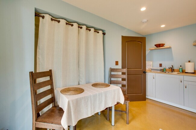 Building Photo - 630 Kingston Rd