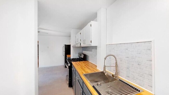 Building Photo - 203 Lexington St