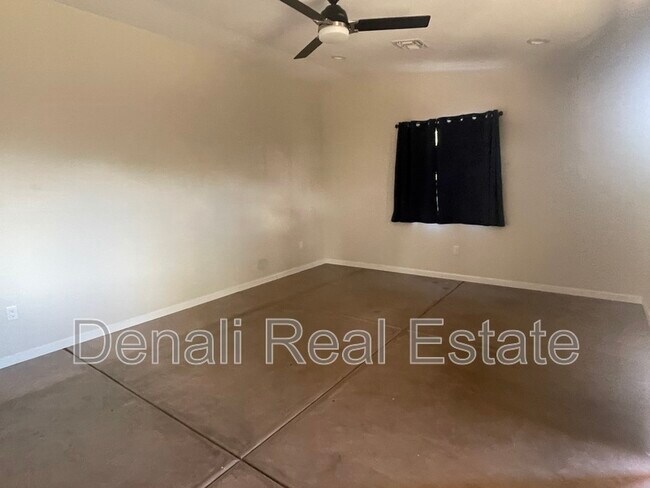 Building Photo - 2618 N Sparkman Blvd