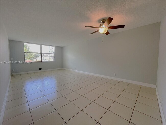 Foto del edificio - 3900 N Hills Dr