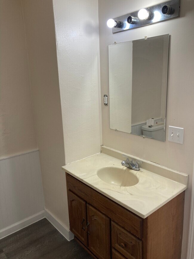 Foto del edificio - 2921 Saginaw Street, Unit 105 Peer St.