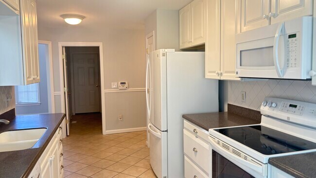 Building Photo - 12 Willow Tree Ct