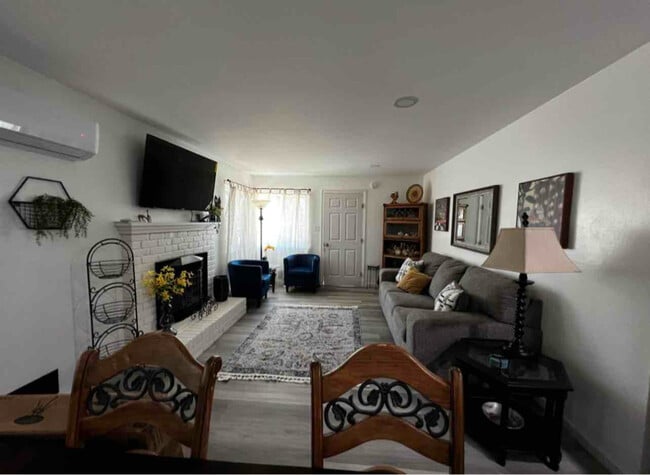 Foto del edificio - 3127 W Tulare Ave