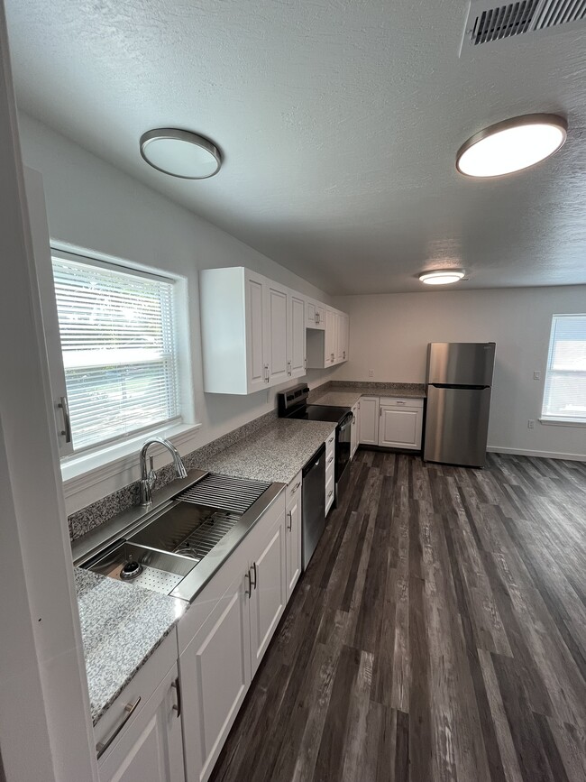 Building Photo - 949 St Louis St