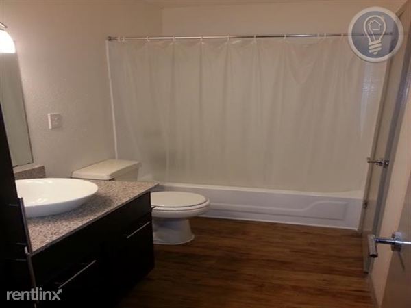 Fotografía del edificio - 1500 Royal Crest Dr