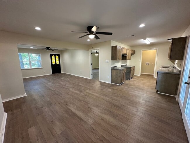 Building Photo - 700 Bradford St