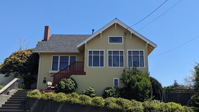 Building Photo - Furnished spacious 2/1 historic home in do...