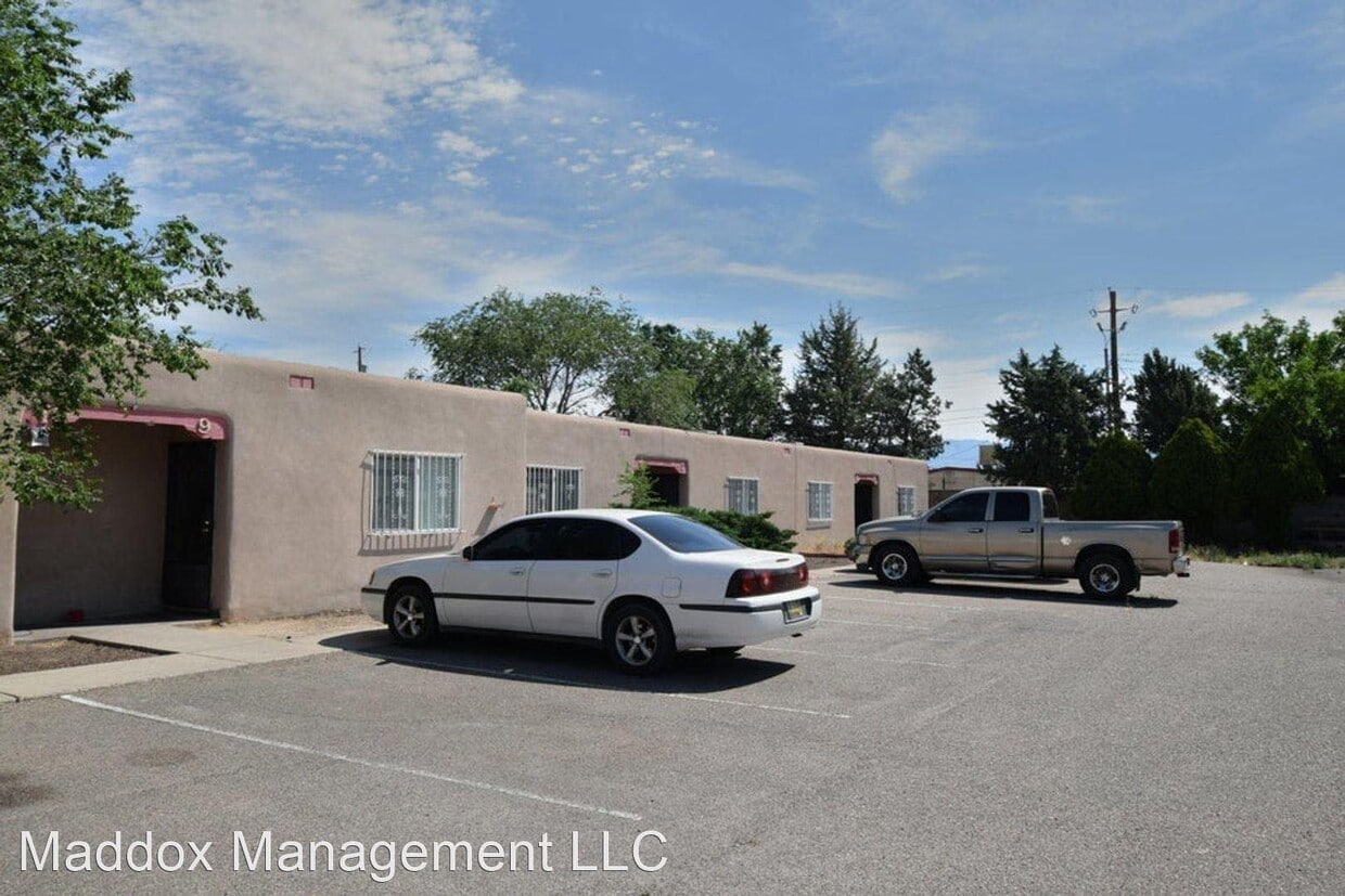 Foto del edificio - 5817 Central Ave NW