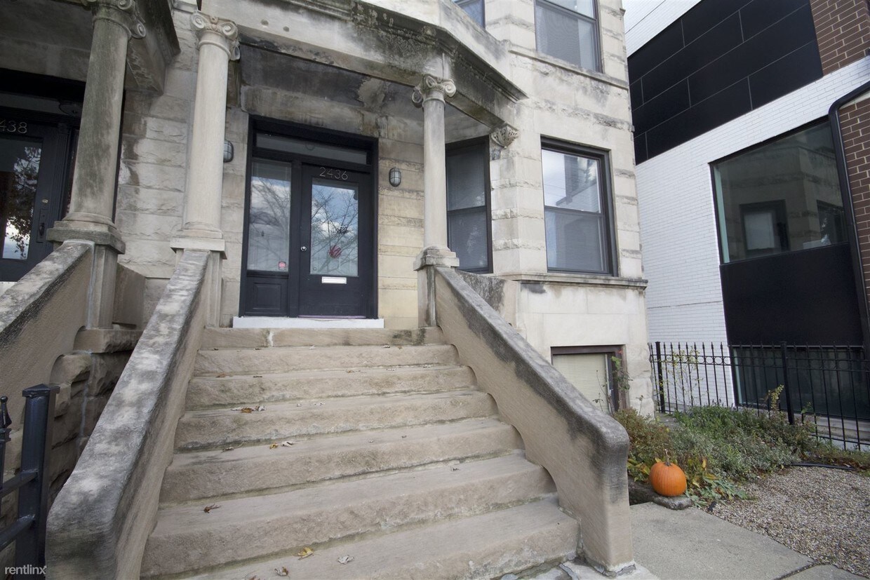 Primary Photo - 2436 W Chicago Ave