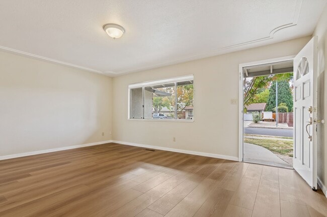 Building Photo - Charming Single Story 3 Bed, 2 Bath in Bre...