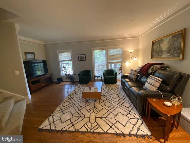 Foto del edificio - 8143 Skelton Cir