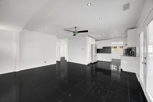 Building Photo - Adorable 2 Bed / 1 Bath