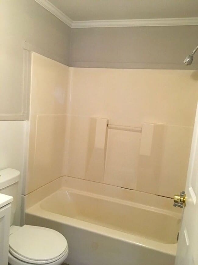 Building Photo - Cute 2 Bedroom Home with Hardwood Floors!