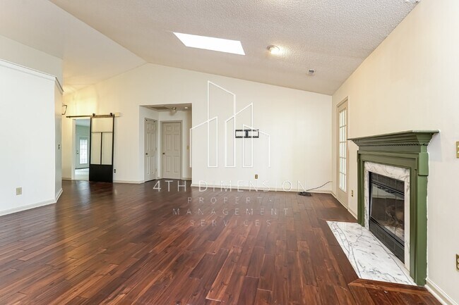 Foto del edificio - Charming 3-Bedroom Home with 2 Full Baths ...