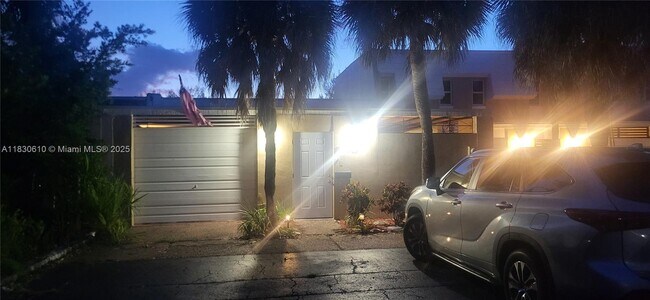 Foto del edificio - 7423 Big Cypress Dr