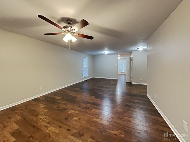Foto del edificio - 703 Maple Ct