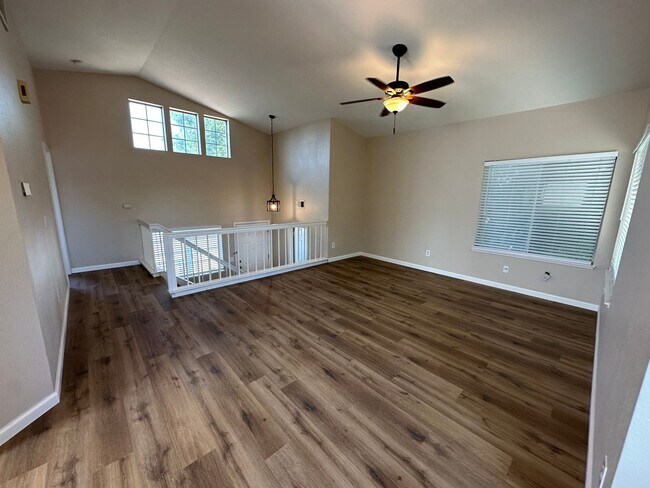 Building Photo - Beautiful 3 Bath, 2.5 Tri-Level Home Tracy