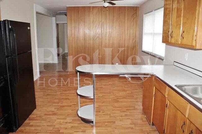 Foto del edificio - 5750 Wallingwood Dr