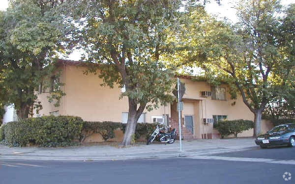 Building Photo - 2805 Broadmoor Ave