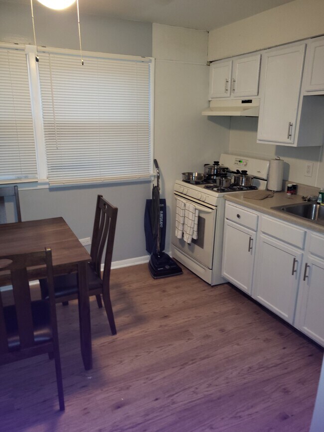 Kitchen with eat in table - 14449 Van Buren St