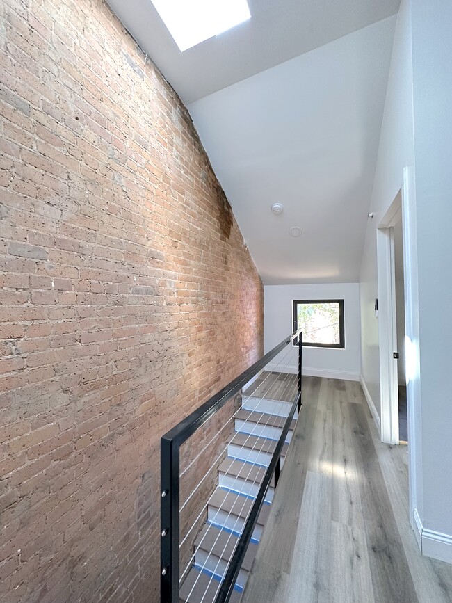 Building Photo - 70 Lander St
