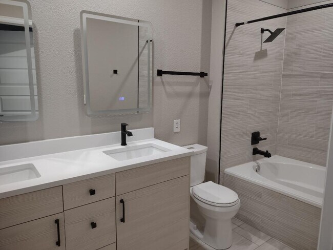 master bath w jacuzzi tub - 8318 S Independence Cir
