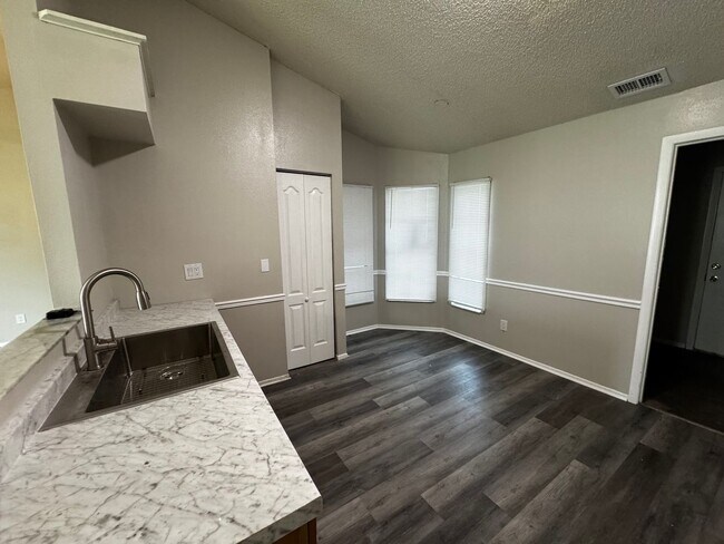 Building Photo - Updated & Spacious Home