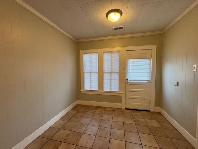 Building Photo - Cute 1 bedroom 1 bath duplex