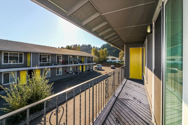Interior Photo - Arbors 112