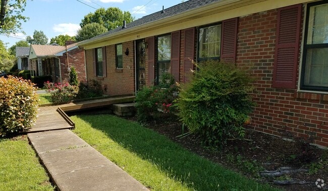 Building Photo - 443 Lynn Dr