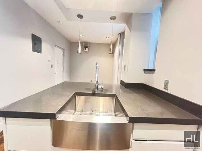 Foto del edificio - No Fee - Renovated 1-Bedroom in Prime SoHo...