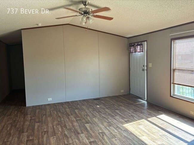 Building Photo - 737 W Bever Dr