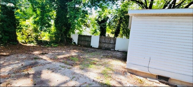 Building Photo - Beautiful Large Two-Story 3 Bedroom 2.5 Ba...