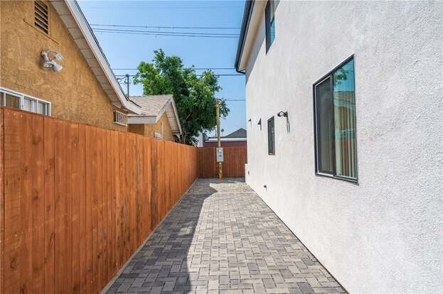 Building Photo - 844 W 65th St