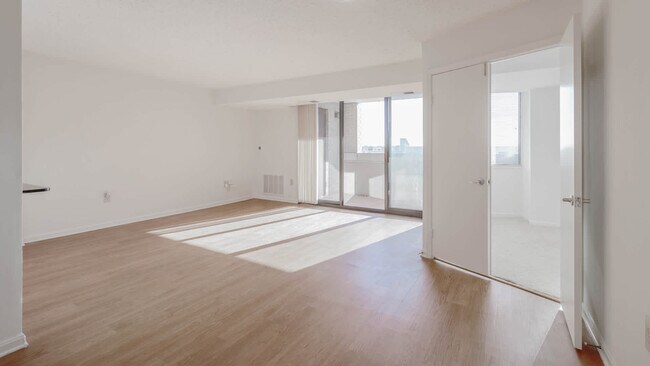 Sala de estar con balcón y pisos de superficie dura - Courthouse Plaza