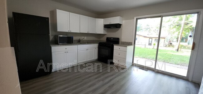Building Photo - 1102 Laredo Ave