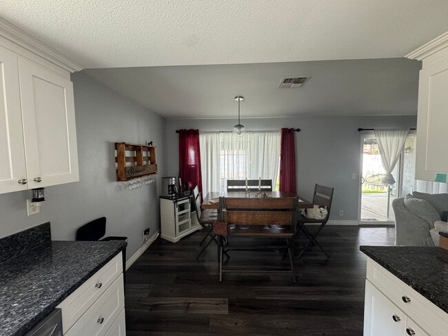 Foto del edificio - Coming soon!!! Beautiful home in SVL / large yard / walking distance to lake / centrally located