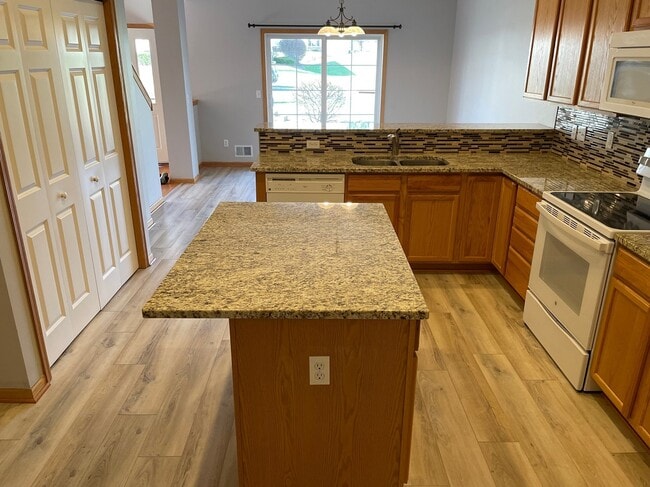Building Photo - 896 Braunworth Ct