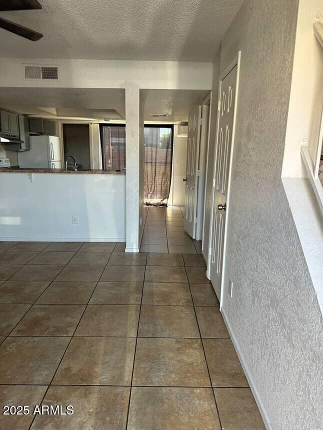 Building Photo - 4828 W Orangewood Ave