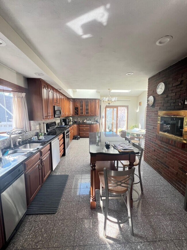 Foto del edificio - 122 Brooks Street, Medford, MA 02155 - 6 B...